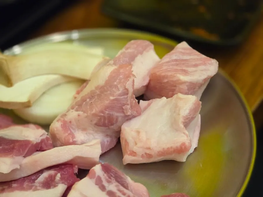 Diced hangjeongsal placed on the grill