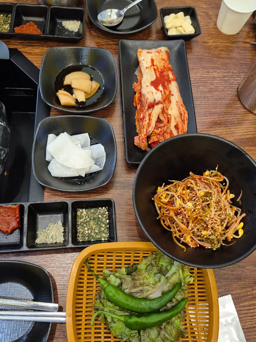 상추와 콩나물 파채, 쌈무 등 기본찬 한상