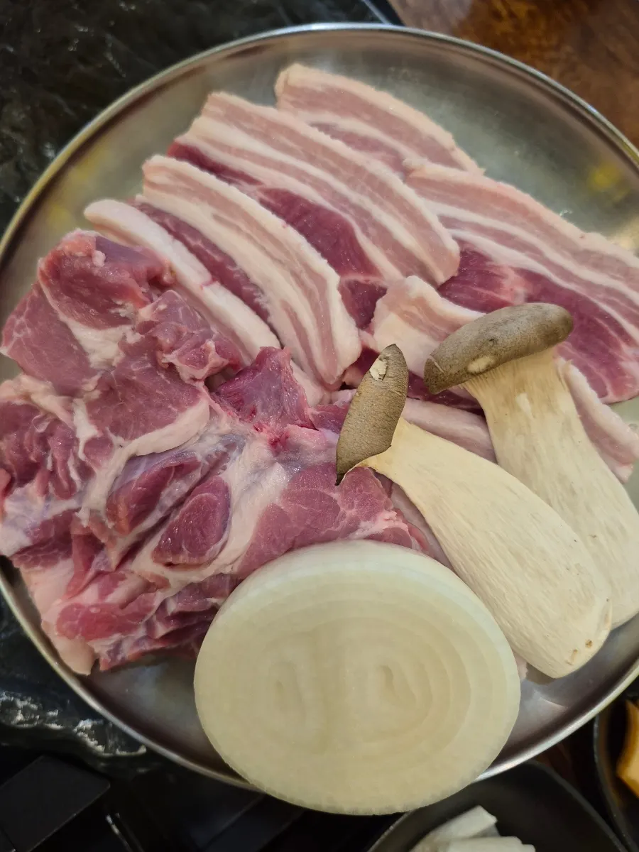 선홍빛 생삼겹살과 꼬들살 원육