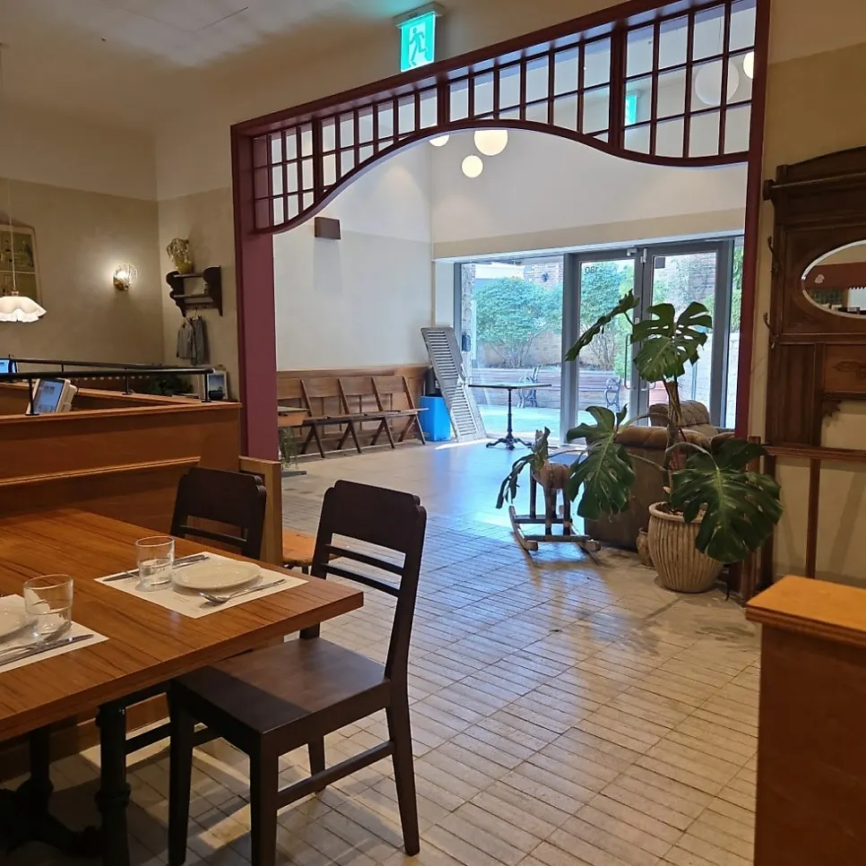 Bueokgan's interior with European-style decor