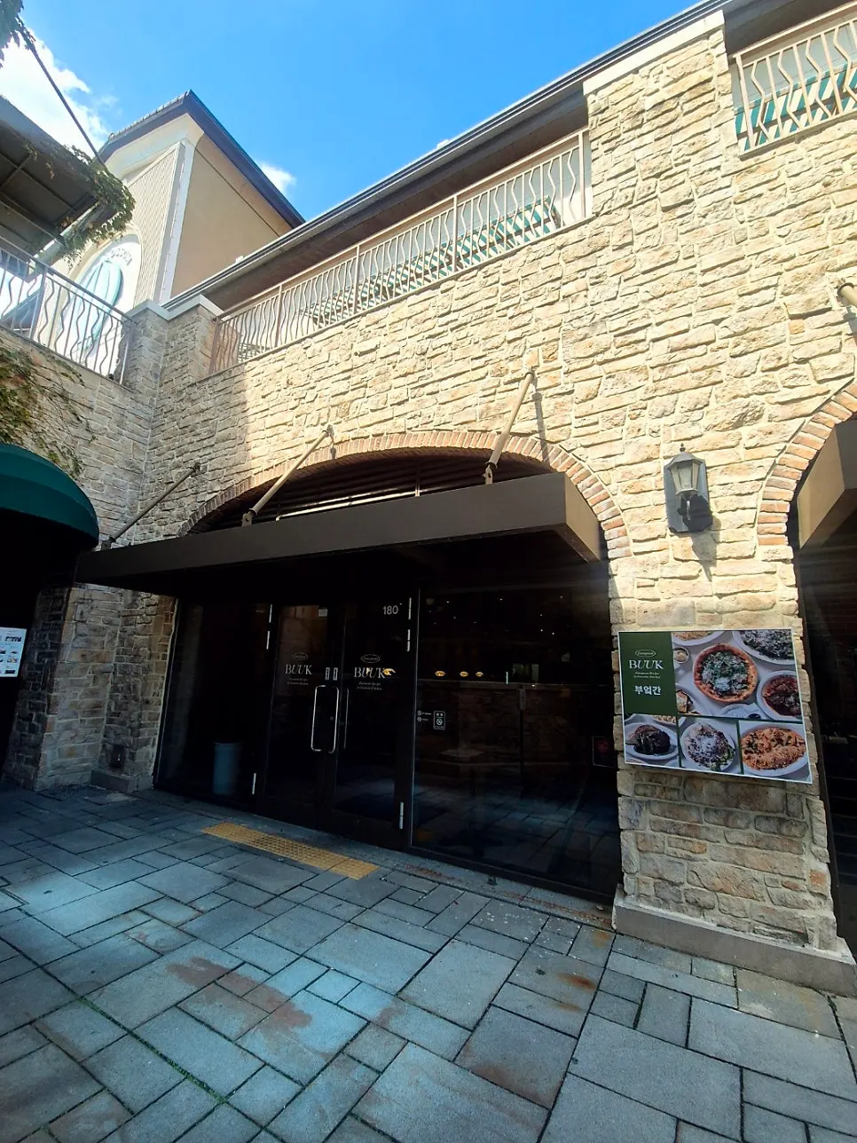 Entrance of Bueokgan on the 1st floor of Shinsegae Simon Busan Premium Outlets