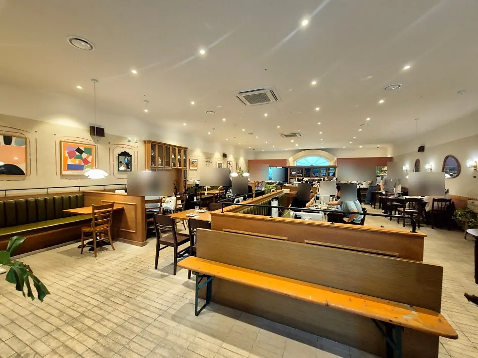 Interior of Bueokgan crowded with lunchtime guests