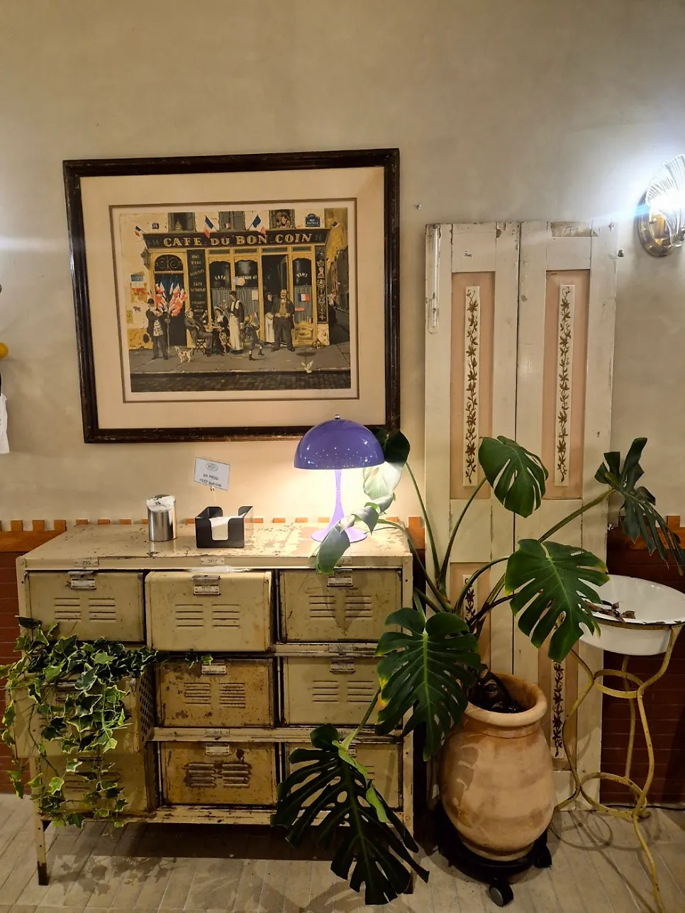 Tastefully decorated interior space of Bueokgan
