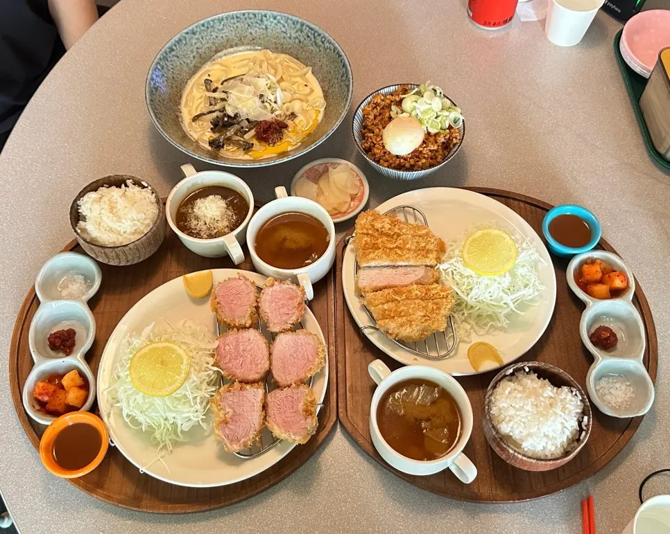 둘이 주문한 카츠 세트 한상 차림