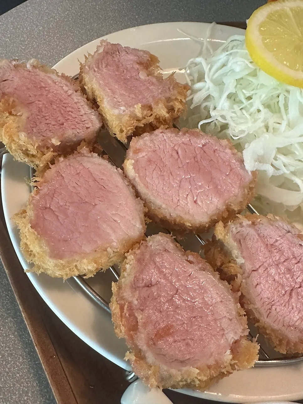 두툼하게 썰린 로스카츠 단면