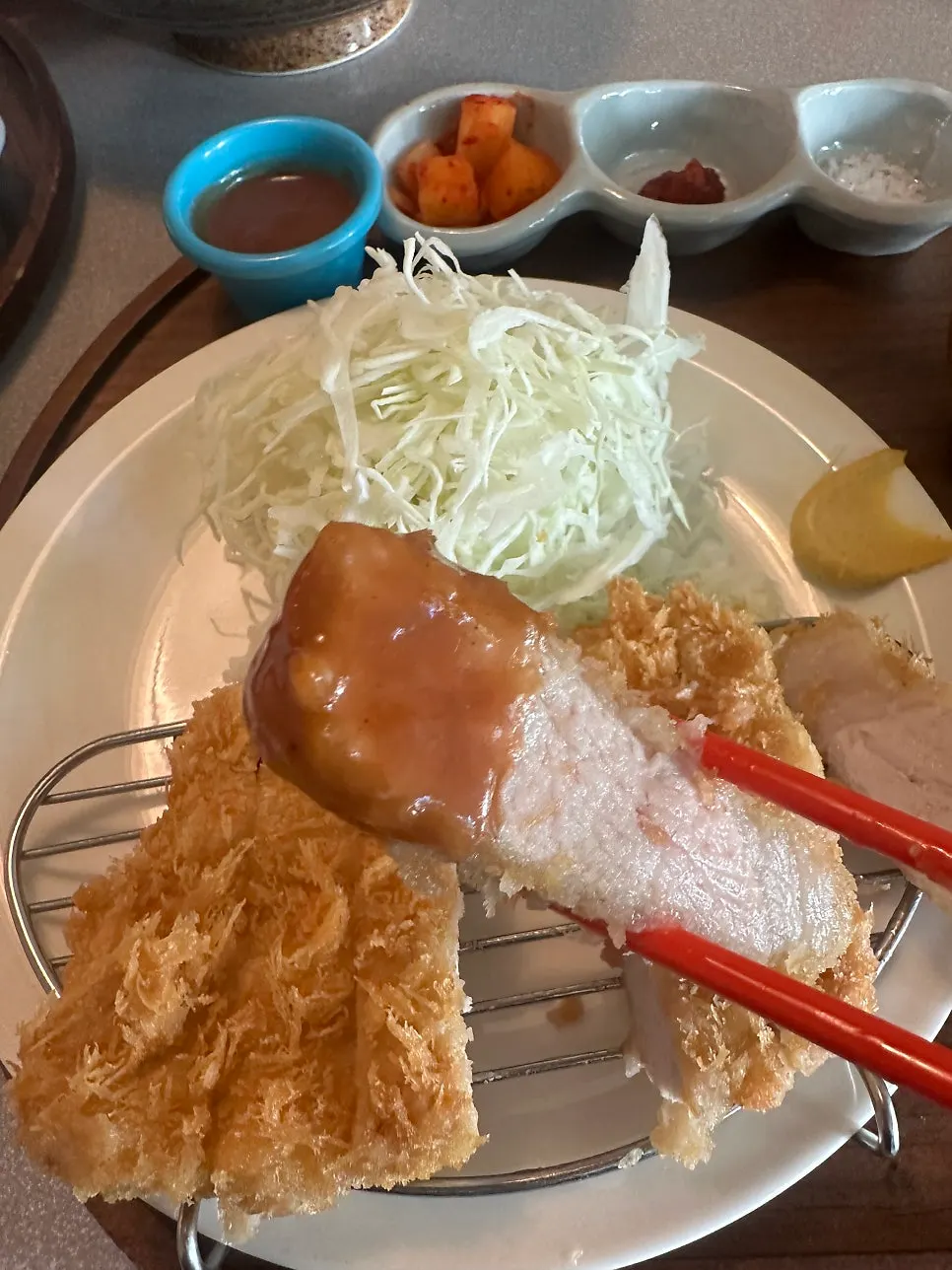 촉촉한 속살이 보이는 카츠 클로즈업