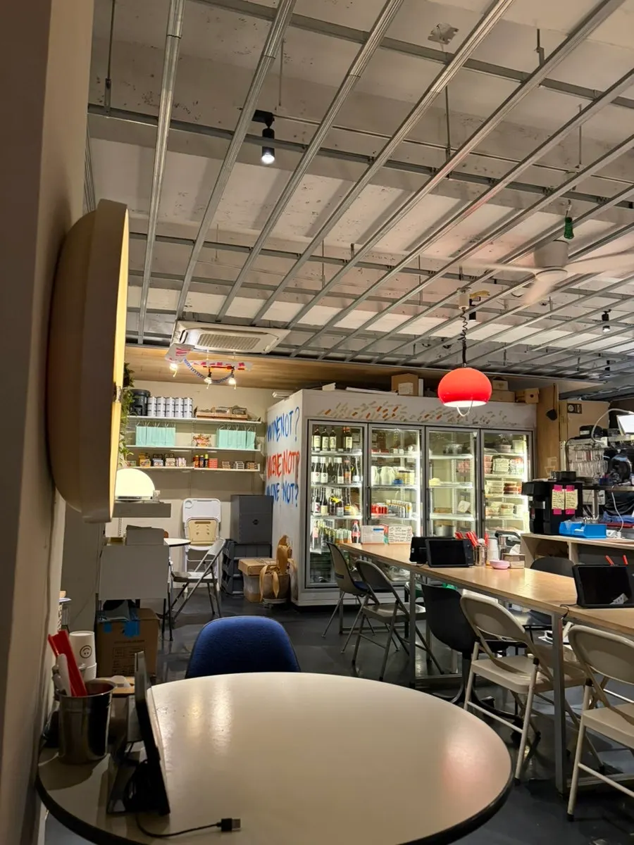 Interior decor and atmosphere at Kitsuki