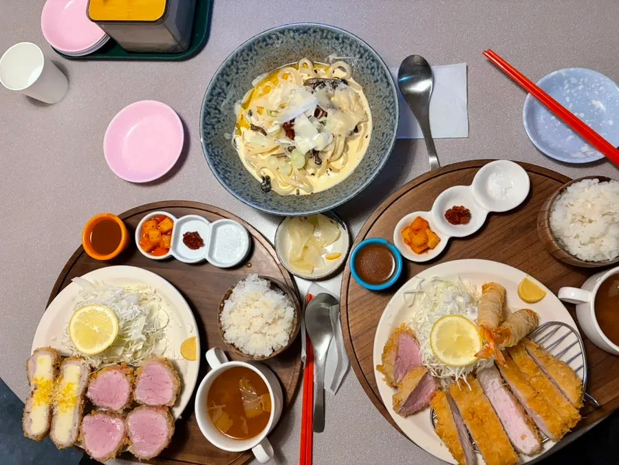 Spread of three tonkatsu dishes at Kitsuki