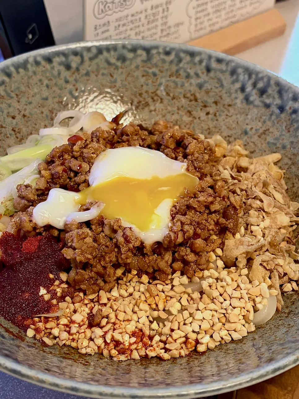 Mixing the Chinese-style mala yupodong noodles