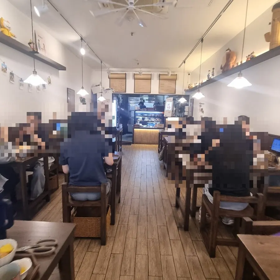 우드톤 인테리어의 키츠네유부 매장 내부
