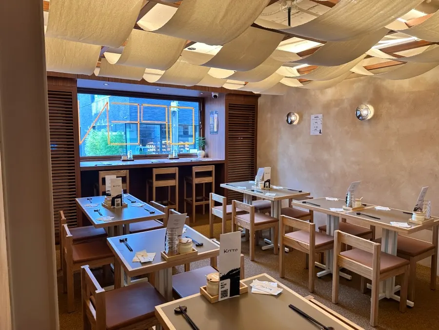 Interior de Kitto con ambiente de destino de viaje japonés