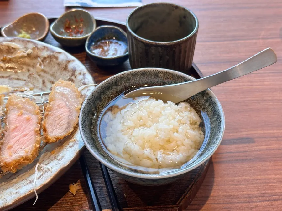 Montaje de ochazuke preparado con agua de té verde