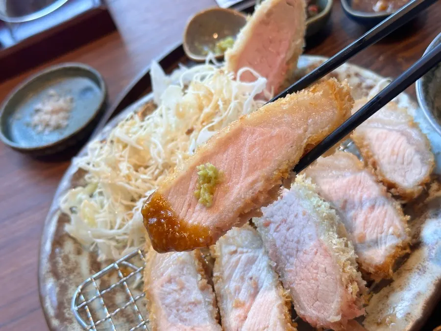 Arroz remojado en agua de té verde con un trozo de katsu encima, estilo ochazuke