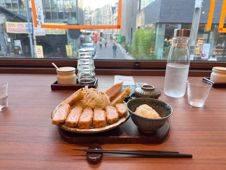 Vista completa del montaje del tonkatsu japonés en Kitto