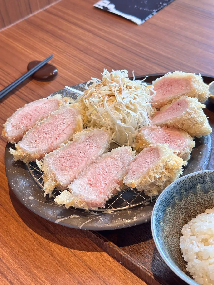 Plato de ansim katsu de Kitto