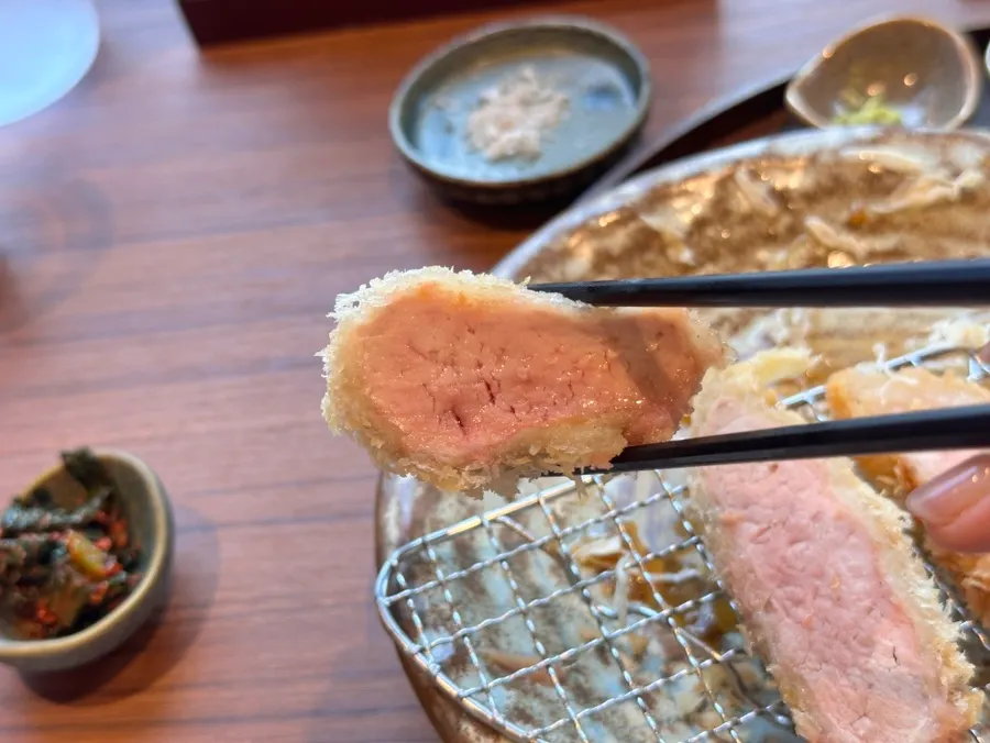 Plato de ansim katsu de Kitto con acompañamientos