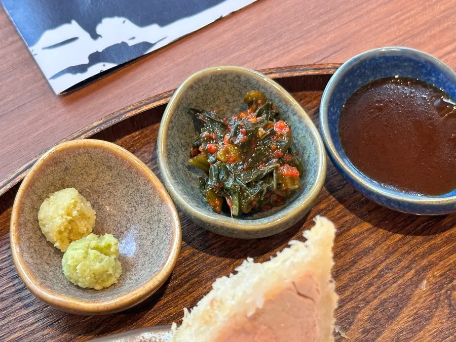 Salsa de tonkatsu con aroma a trufa, yuzu kosho y wasabi