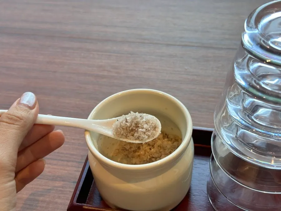 Katsu de Kitto disfrutado solo con un poco de sal
