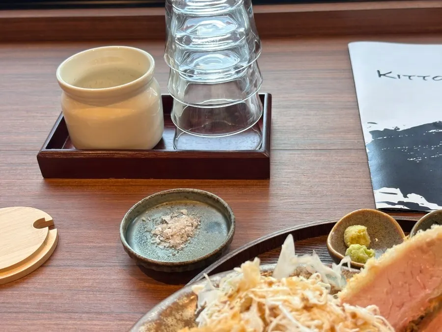Modeum katsu de Kitto acompañado de salsas