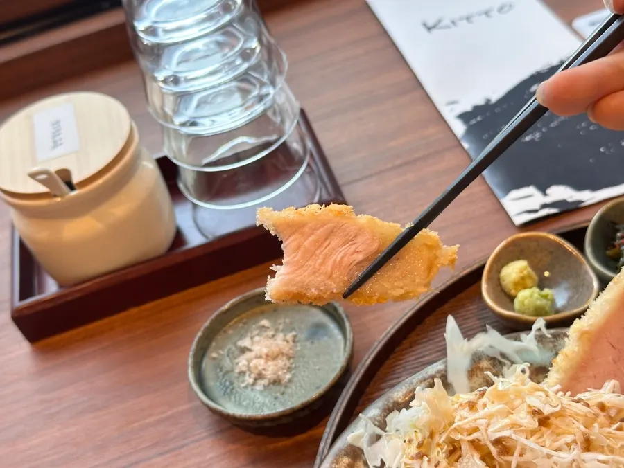 Mesa durante la comida de tonkatsu en Kitto