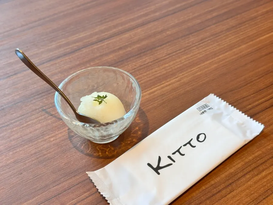 Sherbet de postre servido después de la comida en Kitto
