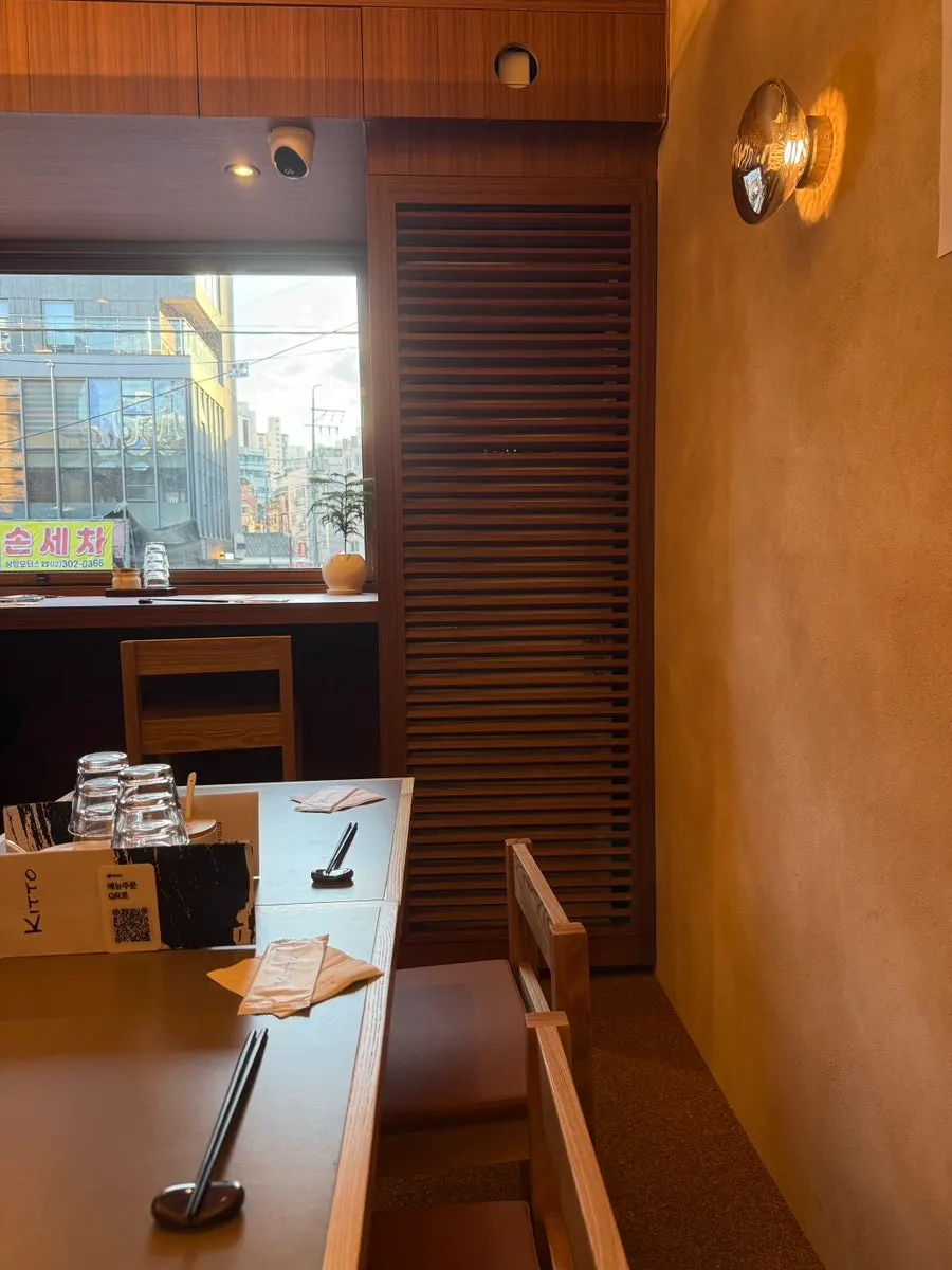 Interior Kitto yang detail sampai langit-langit