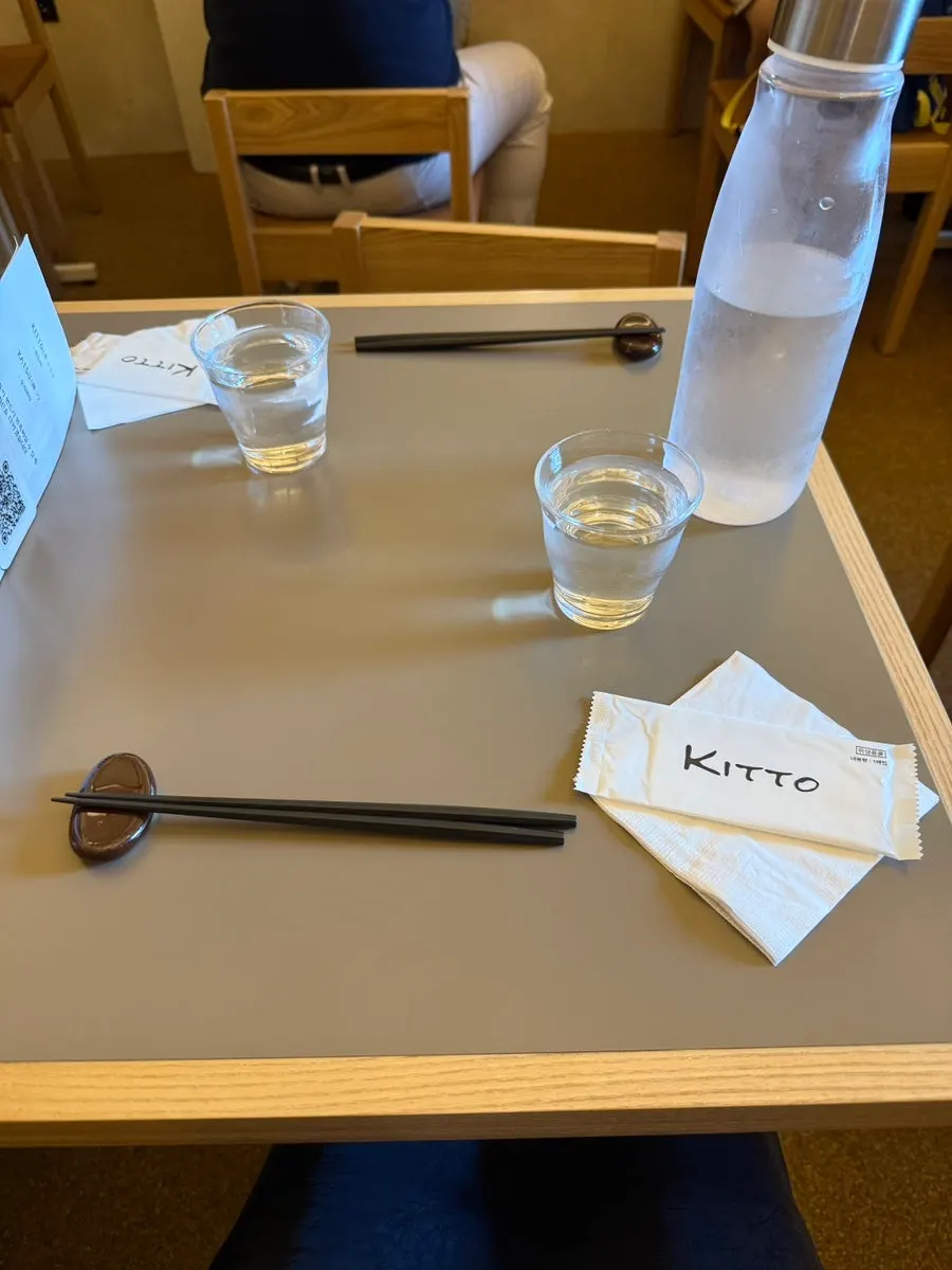 Perabotan dan peralatan makan di Kitto