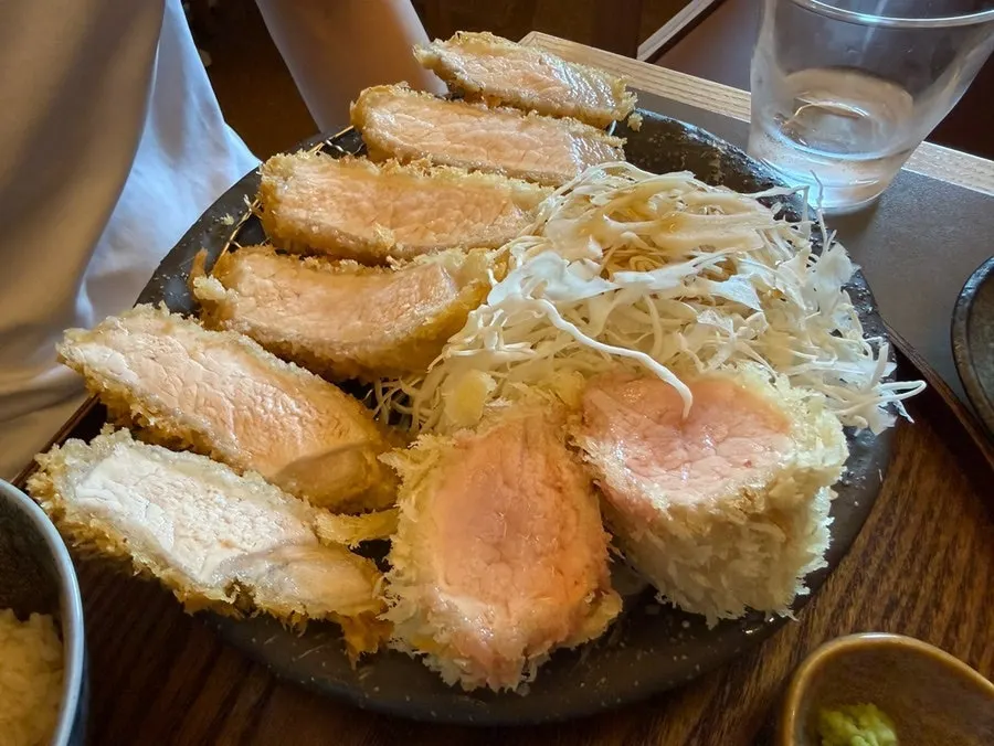 Lapisan tepung renyah pada special tenderloin katsu