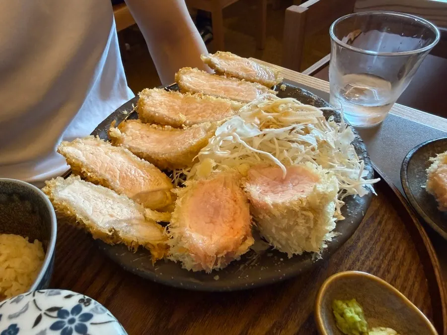 Daging tenderloin lembab terlihat di dalam katsu