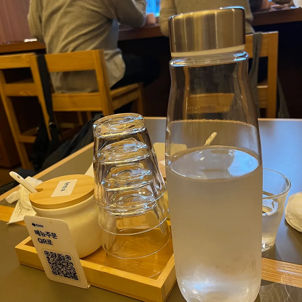 테이블 위 컵과 물병, 훈연 말돈소금