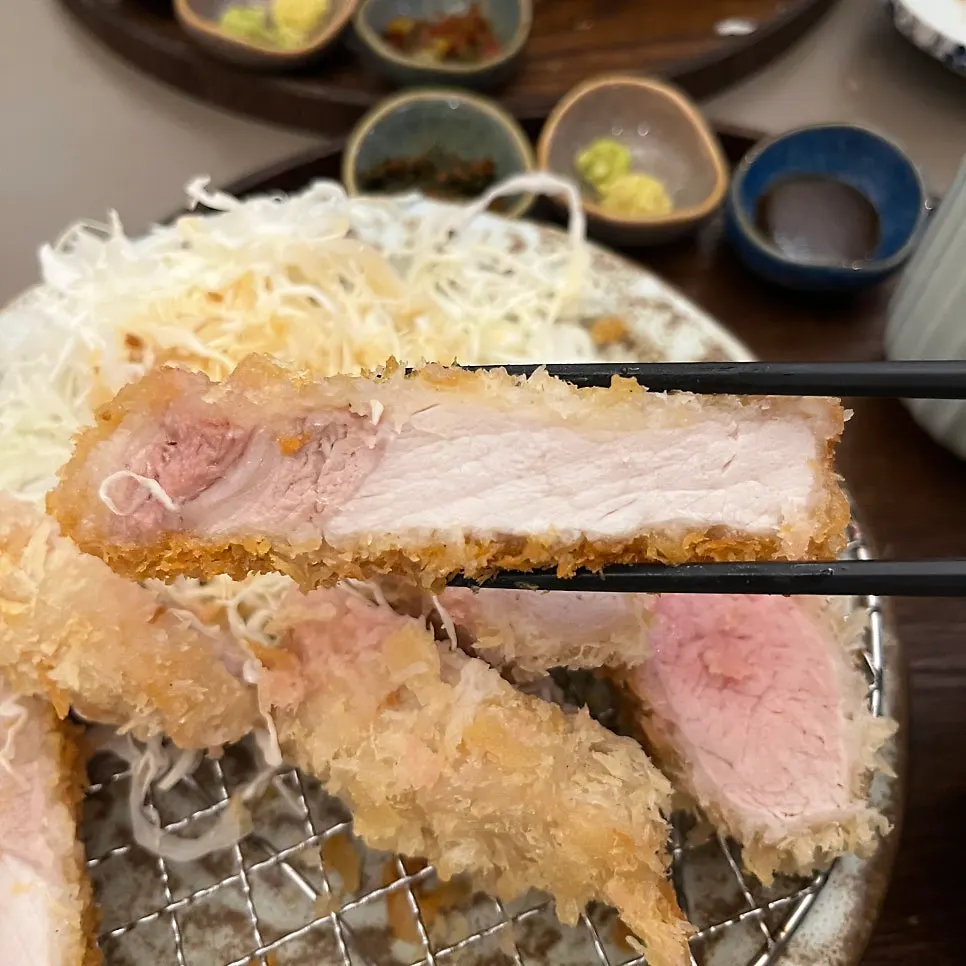 도톰한 비계가 붙은 상등심카츠 단면