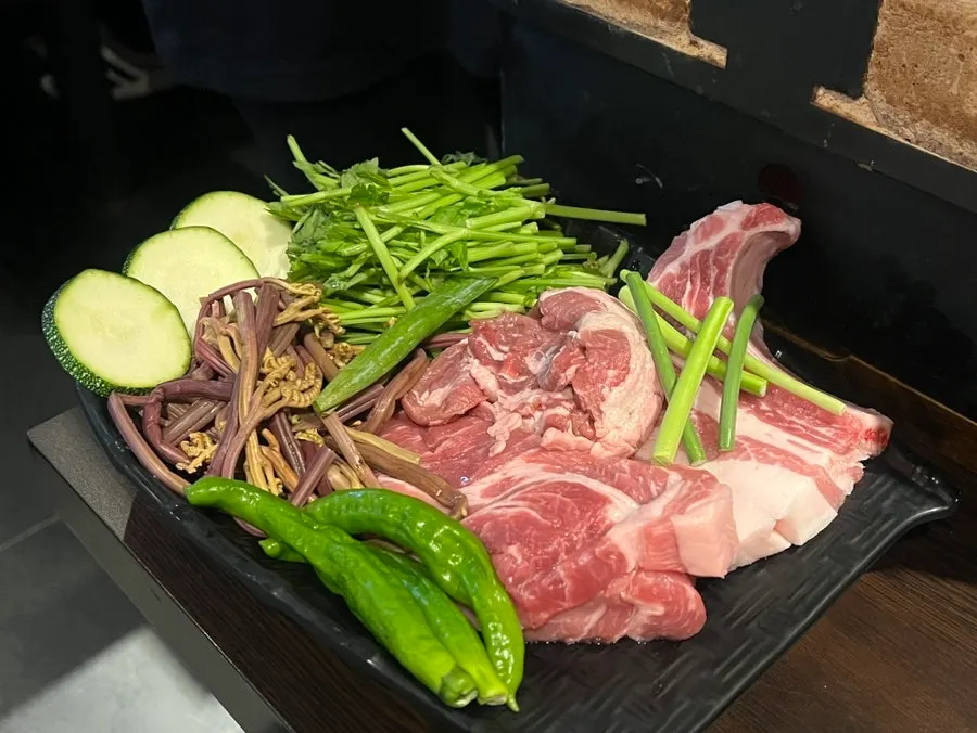 Raw meat composition of the Donggiun Set: galbi samgyeopsal, moksal, galmaegisal