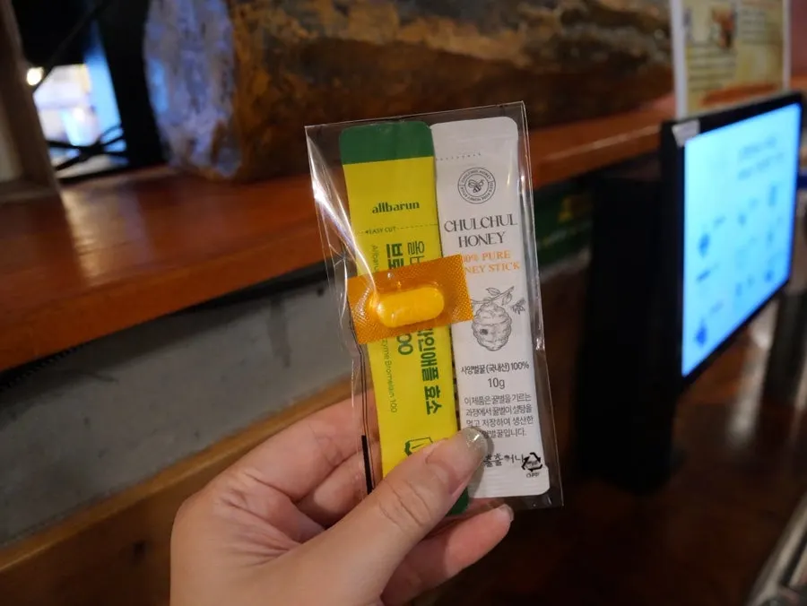 식탁보가 놓인 예약 테이블