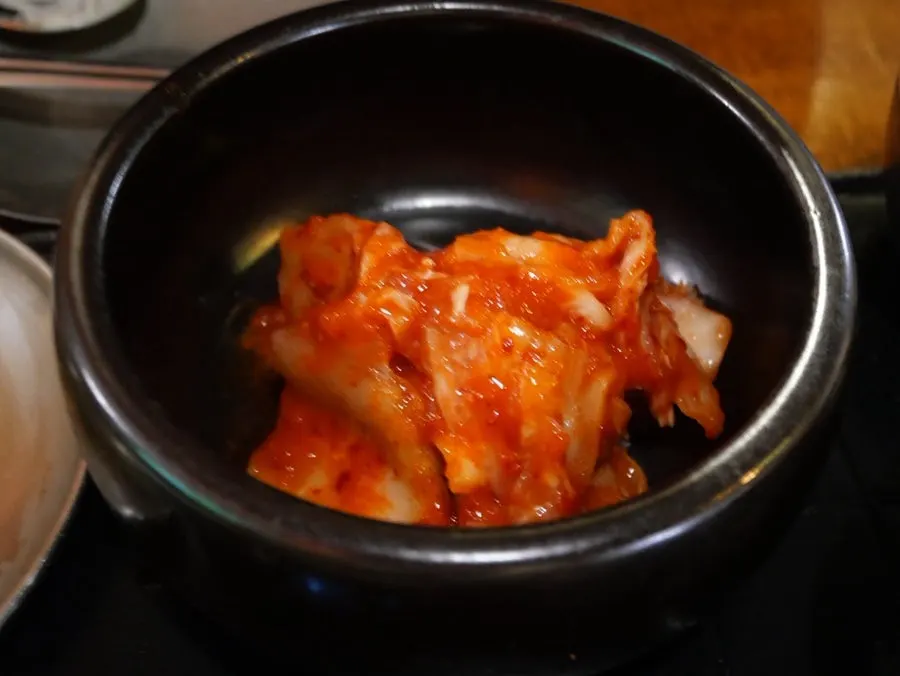 다양하게 차려진 고기집 기본찬