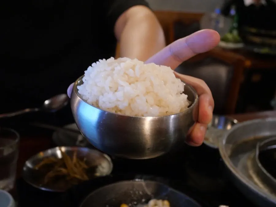 따뜻하게 데운 콘치즈와 유자양파샐러드
