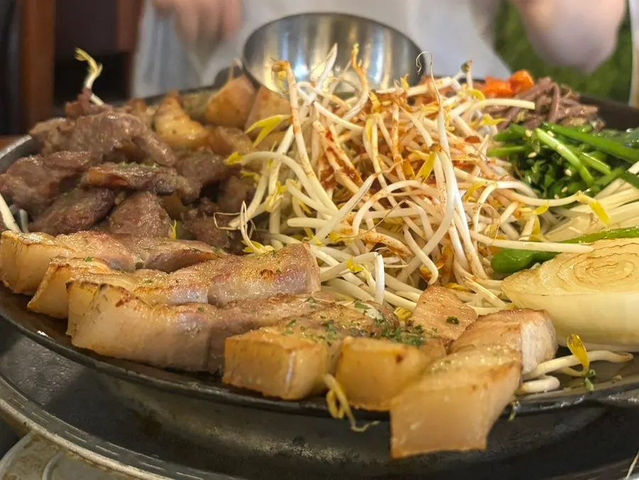 Charcoal-scented ogyeopsal and grilled vegetables