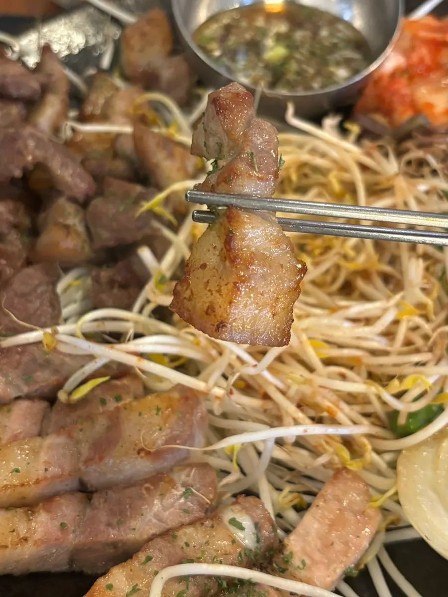 Kkodeulsal and ppyeolsal with side dishes