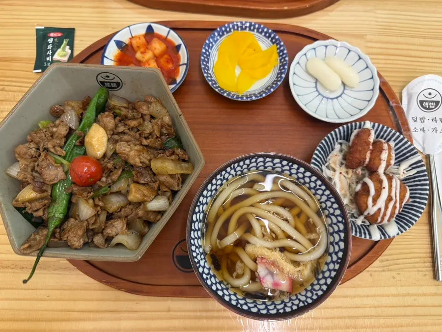 Meat-loaded rice bowl set with udon and karaage