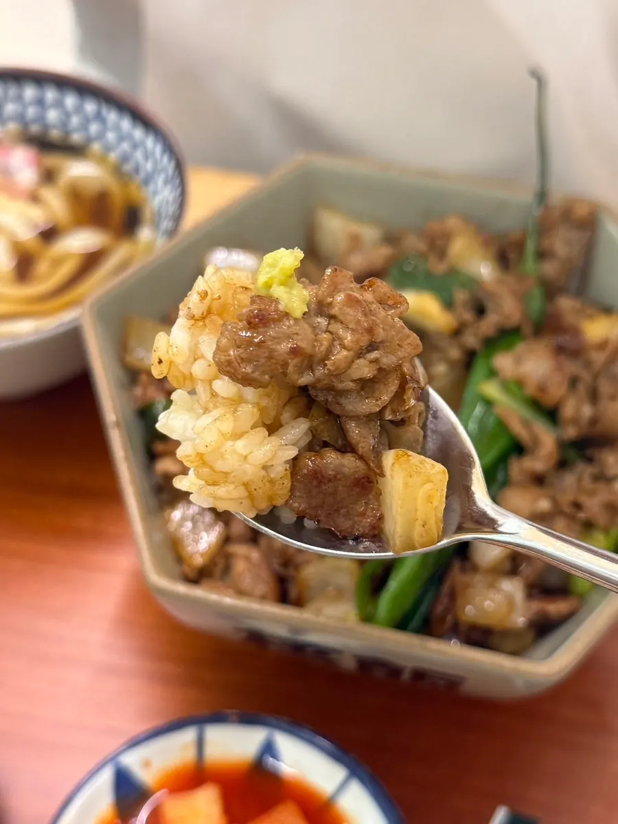 A bowl of meat-loaded rice bowl with tender pork neck
