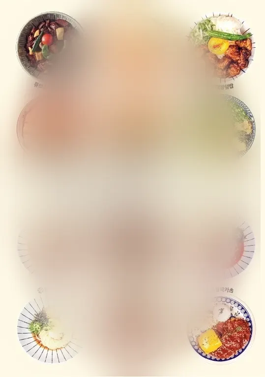 우드 톤과 화이트 타일 벽면의 매장 내부 좌석