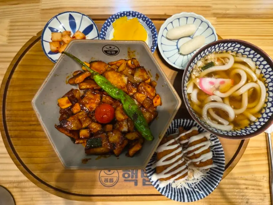 Full spread of the Hekbap pork jowl rice bowl set