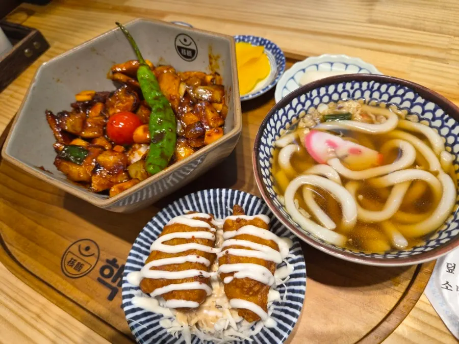 Pork jowl rice bowl set with udon and karaage