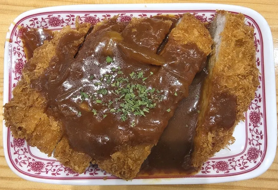 두툼하게 썰린 돈카츠와 소스