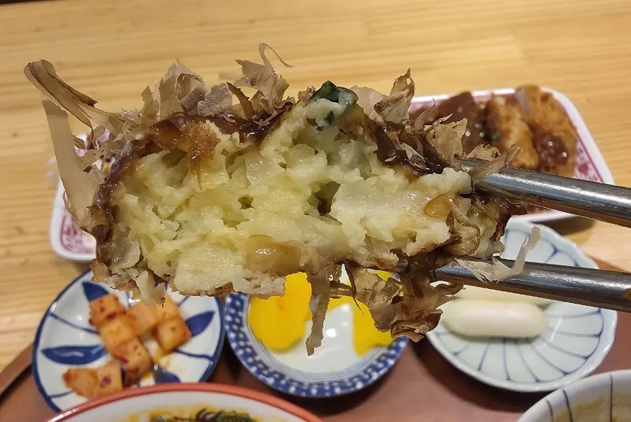 소스와 토핑이 올라간 미니 오꼬노미야끼