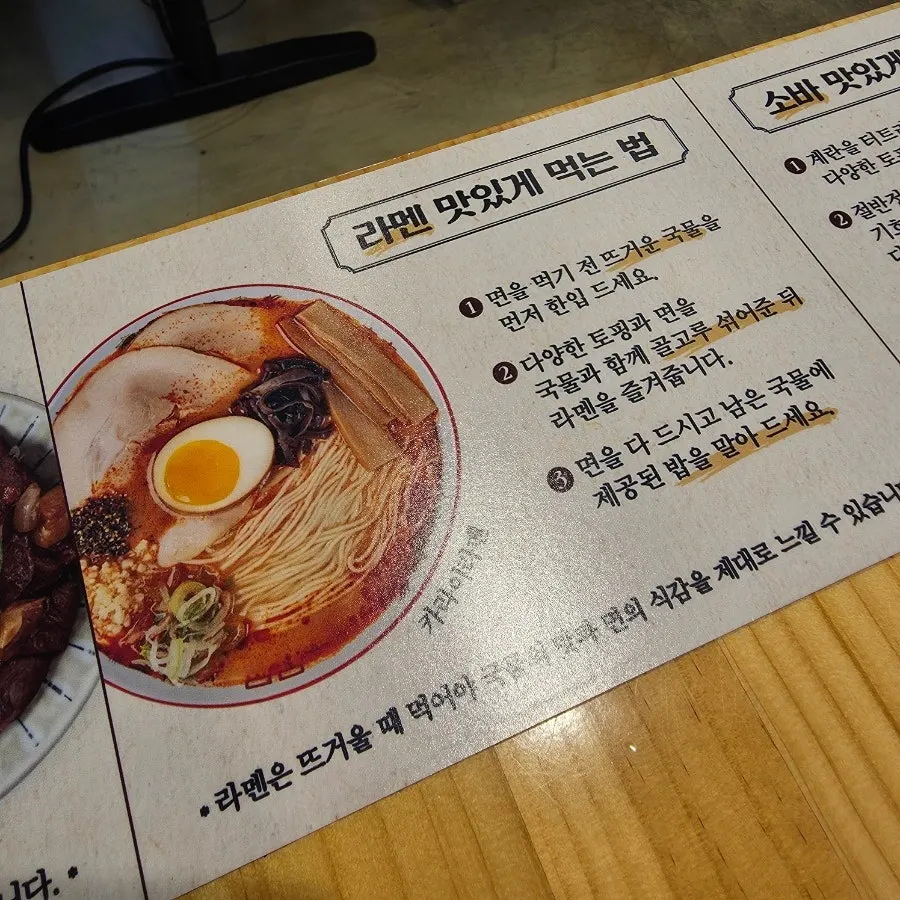 식사 자리에 준비된 거치대와 테이블 세팅