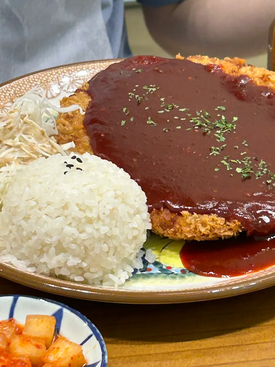 Table setting for the new spicy Western-style jumbo pork cutlet