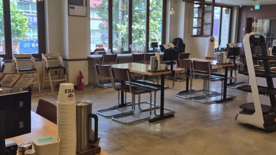 Neatly arranged interior of Hekbap Kkachisan Branch