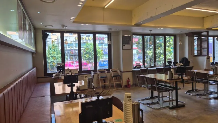 Solo-dining tables placed mainly along the window
