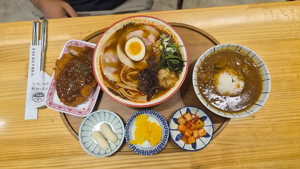 Soba set topped with fried chicken