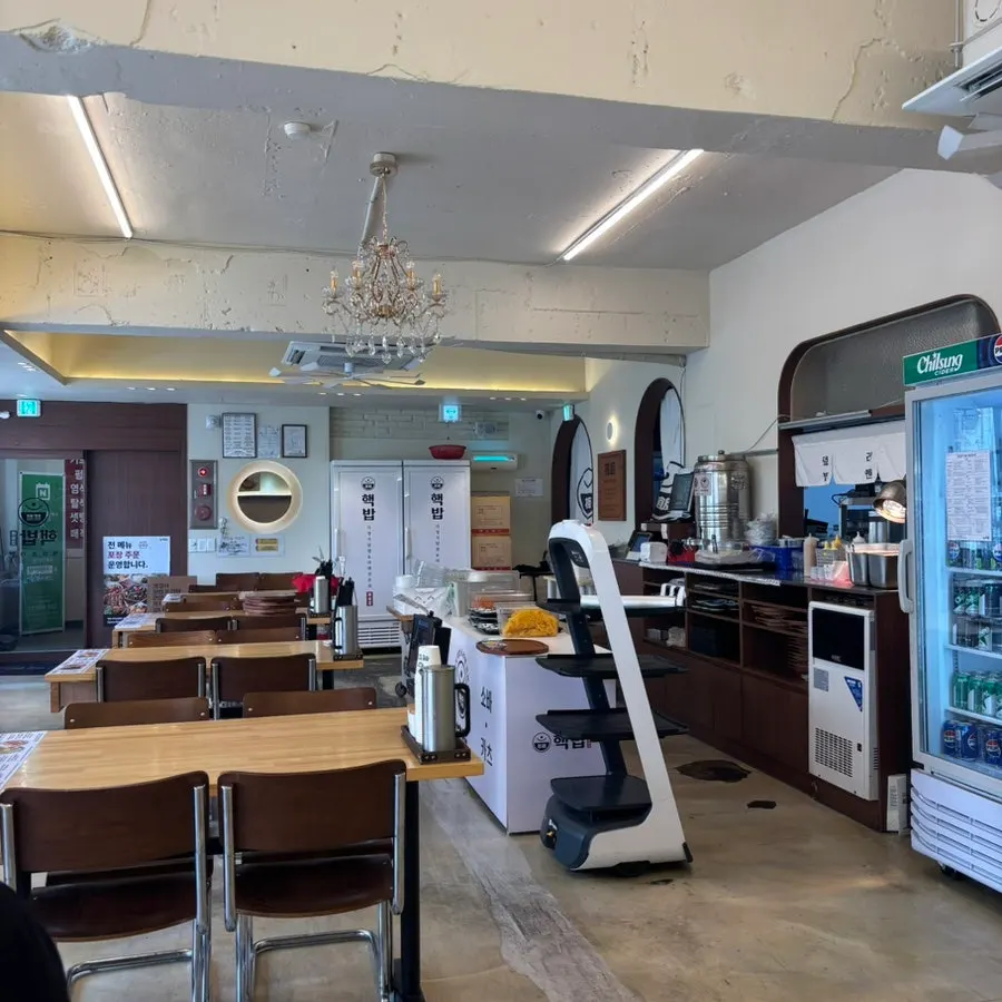 Spacious seating inside Hekbap Kkachisan Branch